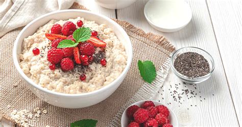 Foto de un tazón de porridge de avena con frutas del bosque y un chorrito de leche