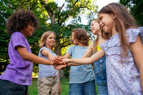 Imagen de niños jugando en un entorno familiar, mostrando colaboración y compartiendo