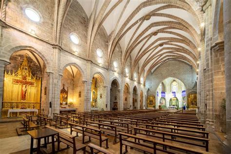 Vista de la Colegiata de Santa María de Arbas, un templo románico con transformaciones posteriores.