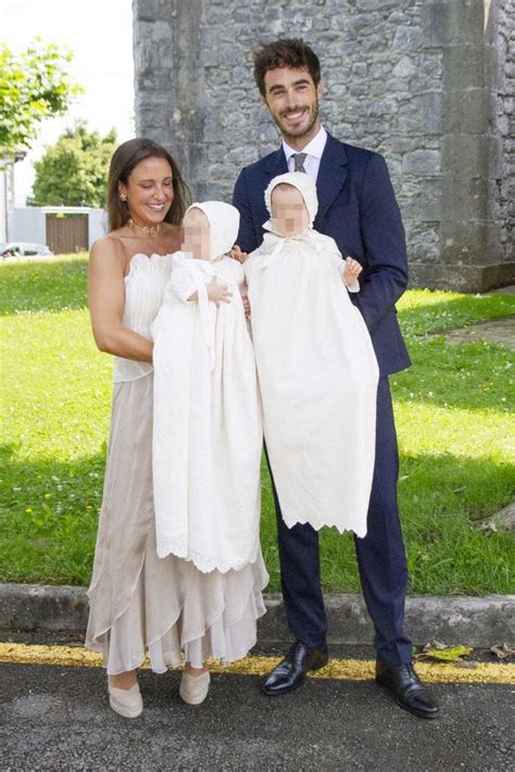 Fotografía de familia del clan Pombo reunido en el bautizo de las mellizas.
