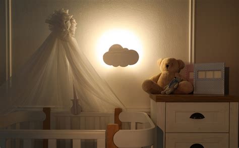 Habitación de bebé tranquila con luz tenue y elementos de decoración suaves.