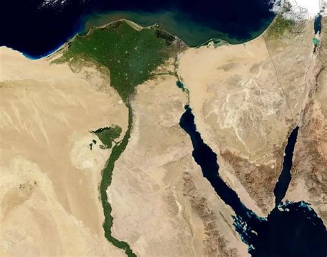Vista aérea del delta del Nilo desembocando en el Mediterráneo