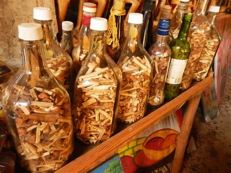 Botella de mamajuana con hierbas y raíces visibles