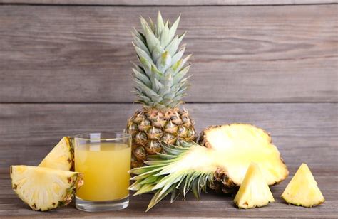 Vaso de Guarapo de piña fresco con hielo