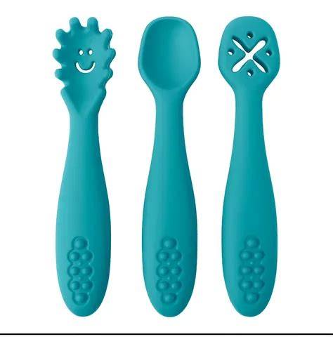 Foto: accesorios esenciales para la alimentación complementaria (trona, cucharas de silicona, babero)
