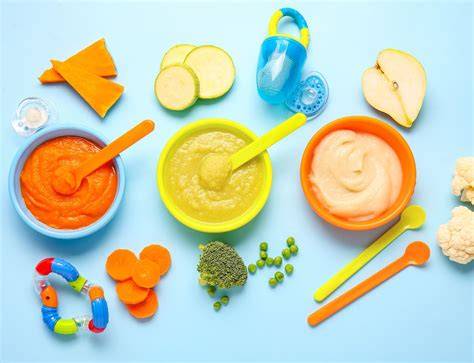 variedad de alimentos sólidos saludables para bebés, incluyendo trozos de verduras cocidas, pasta y pan