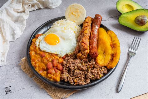 Foto de una bandeja con diferentes tipos de medicación hormonal para estimulación ovárica
