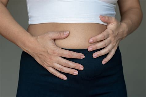 Foto de mujer con hinchazón abdominal
