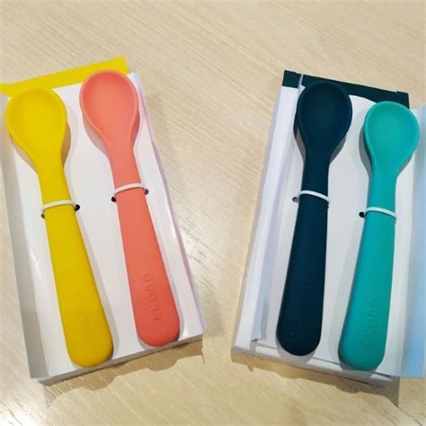 Set de cucharas de silicona de colores para bebés y un plato con ventosa