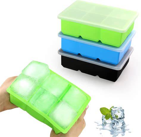 Cubos de puré de verduras congelados en bandejas de silicona