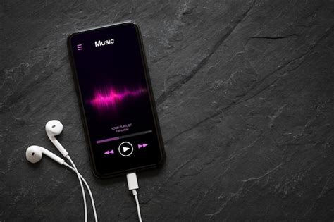 Teléfono móvil con auriculares reproduciendo música, simbolizando la reproducción de música en dispositivos modernos.