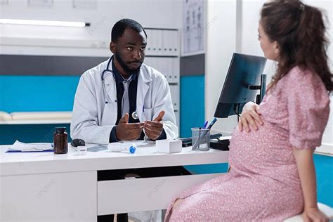Imagen de una mujer embarazada consultando con un médico o farmacéutico sobre medicamentos.