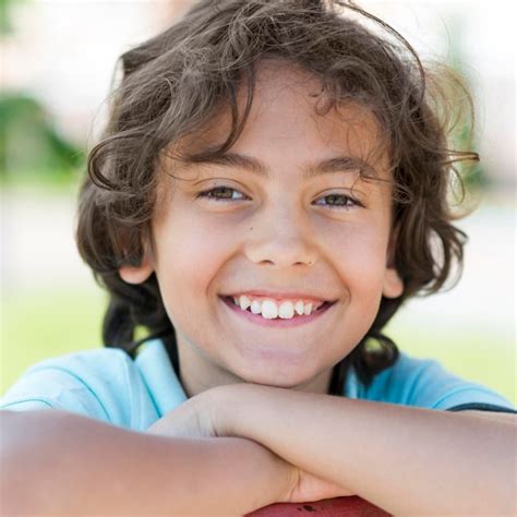 Foto temática de un niño sonriendo en un entorno hospitalario amigable