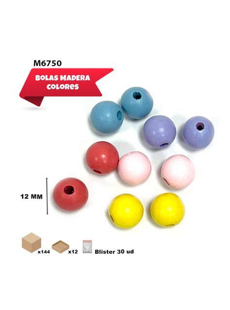 Bolas de madera cubiertas a ganchillo de diferentes colores