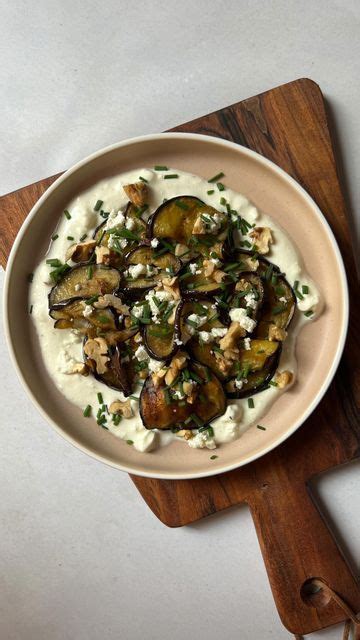 berenjenas en salsa con queso feta, nueces y cebollino