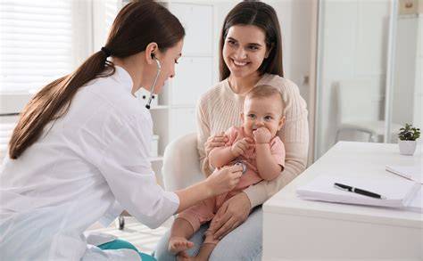 Foto de residentes de pediatría en un hospital revisando un manual médico