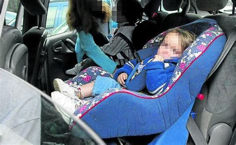 Foto: Niño con y sin abrigo en la silla de coche, mostrando el ajuste del arnés