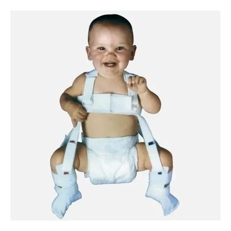 Foto del nuevo modelo de arnés de Pavlik puesto en un bebé