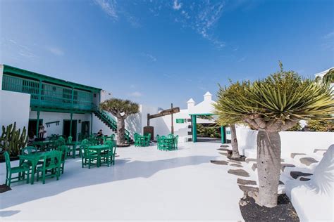 Foto panorámica de la Casa Museo del Campesino con la Escultura de la Fecundidad al fondo