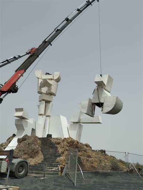 Foto de la escultura de la Fecundidad siendo reinstalada con grúas