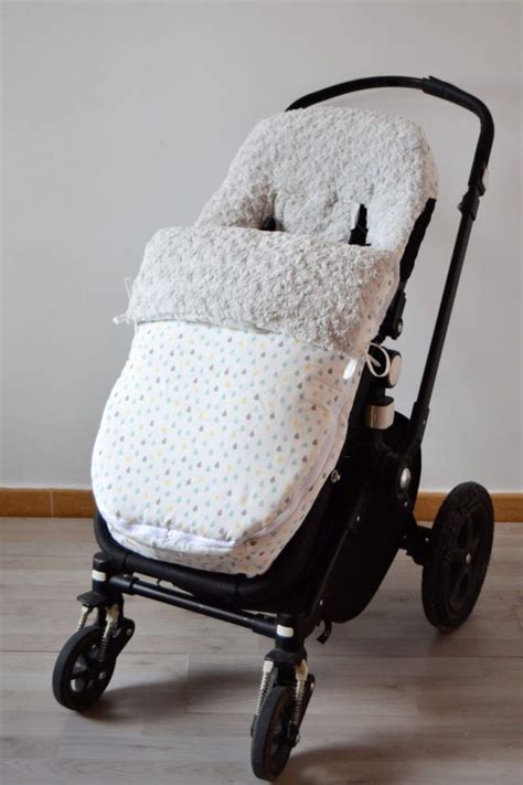 Variedad de sacos para sillas de paseo con diferentes estampados y colores
