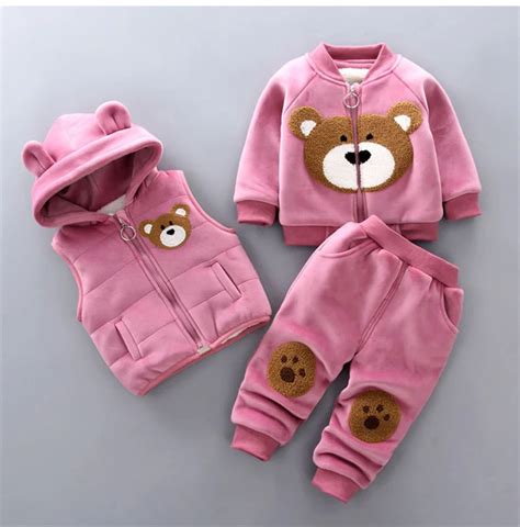 bebés con conjuntos de invierno jugando