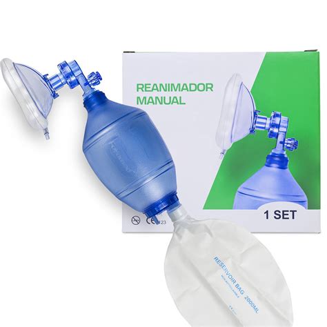 Ilustración de un reanimador comprobando la respiración de un lactante utilizando el método 
