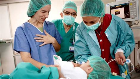 Padres acompañando a su hijo en el quirófano pediátrico