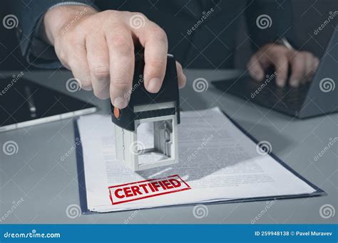 Imagen de un certificado o documento oficial con un toque simbólico de memoria