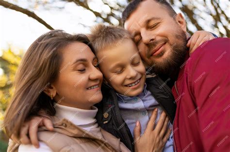 Foto de una madre o un padre sosteniendo un recuerdo simbólico de su bebé