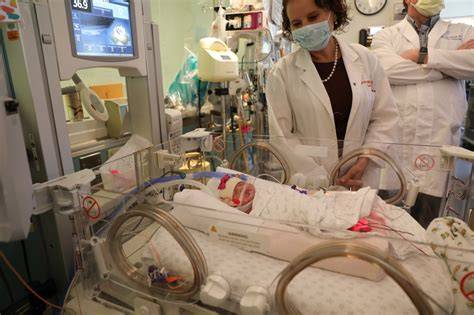 Fotografía de un bebé prematuro recibiendo CPAP nasal en una unidad de cuidados intensivos.