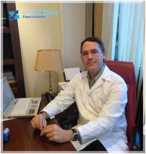 Retrato profesional del Dr. José Ángel Alcalá Partera con un fondo neutro
