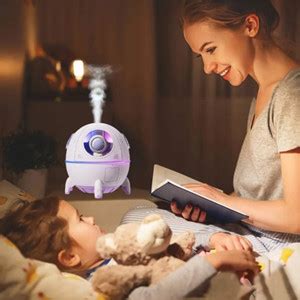 Humidificador de niebla fría operando en un dormitorio infantil para aliviar la congestión