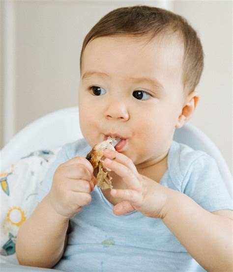 Bebé practicando Baby-Led Weaning con trozos de comida