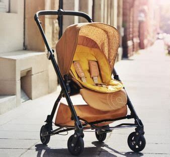 Foto de una silla de paseo urbana, compacta, en un entorno de ciudad