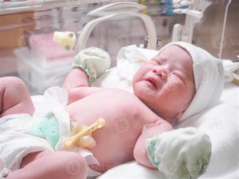 Fotografía viral de un bebé recién nacido dentro de su bolsa amniótica intacta