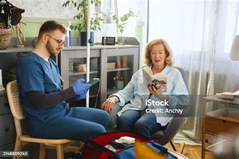 Mujer relajándose y bebiendo una infusión tranquilamente después de un procedimiento médico