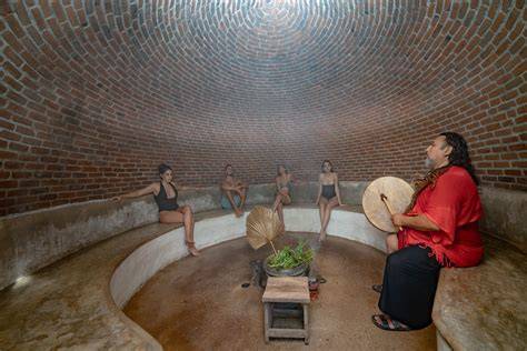 Ilustración de un temazcal con mujeres en un ritual de parto