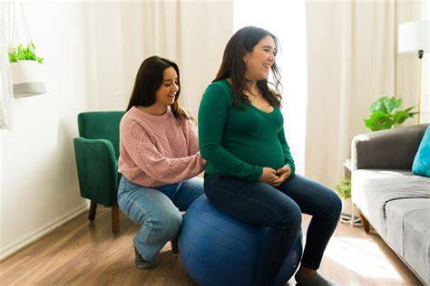 Foto de una matrona moderna o doula asistiendo a un parto en casa