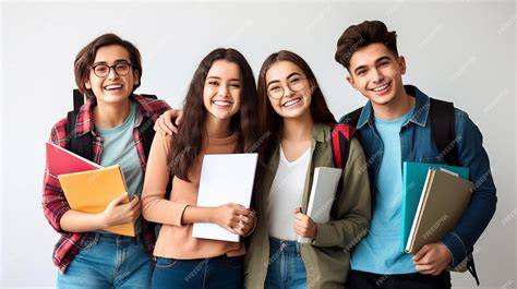 Estudiante feliz en un campus extranjero con otros alumnos internacionales