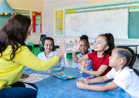 Padres y un estudiante consultando con un asesor educativo