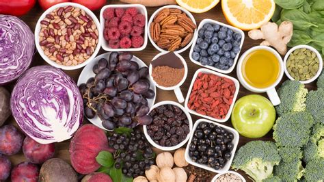 Plato con alimentos saludables ricos en antioxidantes