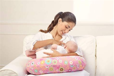 Bebé lactando al pecho de su madre en posición piel con piel