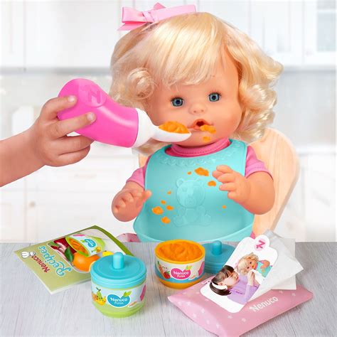 Nenuco comiendo papilla con babero y cuchara