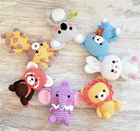 Collage de diferentes patrones de chupeteros a crochet (animales, formas geométricas, flores, con cuentas)