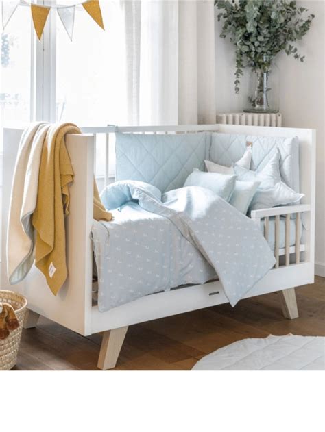 Detalle de los textiles de algodón 100% de la minicuna Jané Babyside, mostrando su suavidad y diseño.