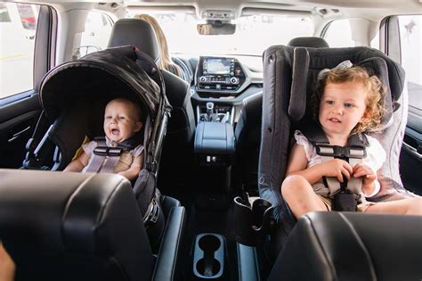 Foto de bebés en sillas de coche con expresión feliz y segura