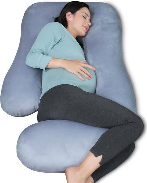 Madre embarazada durmiendo cómodamente con almohada de soporte rellena de fibra