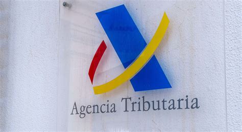 Esquema comparativo de las posturas de la Agencia Tributaria y los Tribunales sobre la exención del IRPF por maternidad.