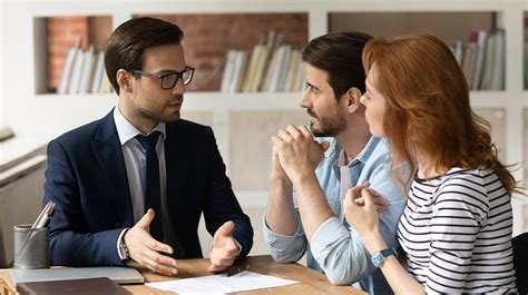 Persona dialogando con un abogado especializado en derecho tributario.